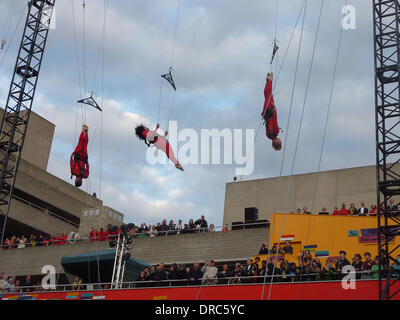 Extreme Aktion Tänzer "Speed-Angels" außerhalb des Nationaltheaters als Teil des London 2012 Olympische Festival. Die Aufführungen "Überraschungen: Streb' Choreographie von New Yorker Elizabeth Streb statt auf verschiedenen Londoner Sehenswürdigkeiten wie Rathaus, Millennium Bridge, National Gallery und das London Eye London, England - 15.07.12 Stockfoto