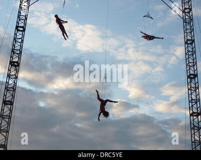 Extreme Aktion Tänzer "Speed-Angels" außerhalb des Nationaltheaters als Teil des London 2012 Olympische Festival. Die Aufführungen "Überraschungen: Streb' Choreographie von New Yorker Elizabeth Streb statt auf verschiedenen Londoner Sehenswürdigkeiten wie Rathaus, Millennium Bridge, National Gallery und das London Eye London, England - 15.07.12 Stockfoto