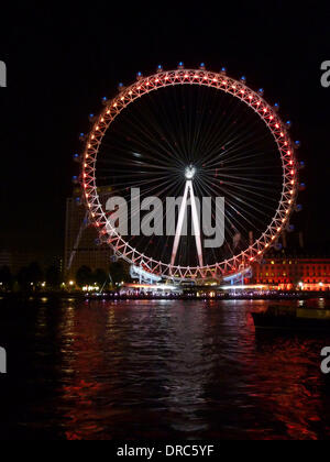 Extreme Aktion Tänzer "Speed-Angels" mit dem London Eye als Teil des London 2012 Olympische Festival. Die Aufführungen "Überraschungen: Streb' Choreographie von New Yorker Elizabeth Streb auf verschiedenen Londoner Sehenswürdigkeiten wie Rathaus, Millennium Bridge, National Gallery und außerhalb der National Theatre London, England - 15.07.12 statt Stockfoto