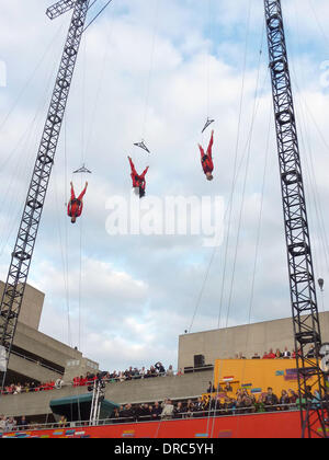 Extreme Aktion Tänzer "Speed-Angels" außerhalb des Nationaltheaters als Teil des London 2012 Olympische Festival. Die Aufführungen "Überraschungen: Streb' Choreographie von New Yorker Elizabeth Streb statt auf verschiedenen Londoner Sehenswürdigkeiten wie Rathaus, Millennium Bridge, National Gallery und das London Eye London, England - 15.07.12 Stockfoto