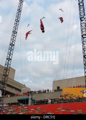 Extreme Aktion Tänzer "Speed-Angels" außerhalb des Nationaltheaters als Teil des London 2012 Olympische Festival. Die Aufführungen "Überraschungen: Streb' Choreographie von New Yorker Elizabeth Streb statt auf verschiedenen Londoner Sehenswürdigkeiten wie Rathaus, Millennium Bridge, National Gallery und das London Eye London, England - 15.07.12 Stockfoto