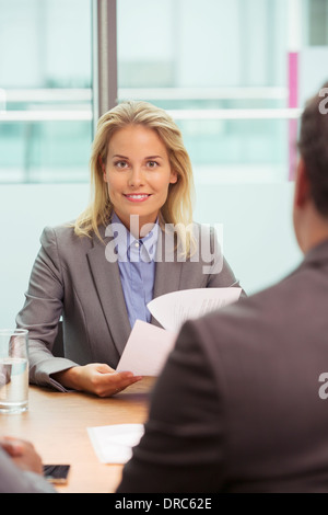 Geschäftsfrau, die lächelnd in treffen Stockfoto