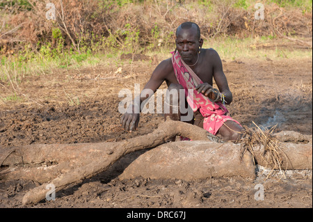 Surma Herder Feuer machen in einem Vieh-Lager, Omo River Valley, Äthiopien Stockfoto