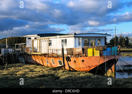 Hausboot am Ufer des Flusses Adur, Shoreham-by-Sea, West Sussex, England, UK Stockfoto