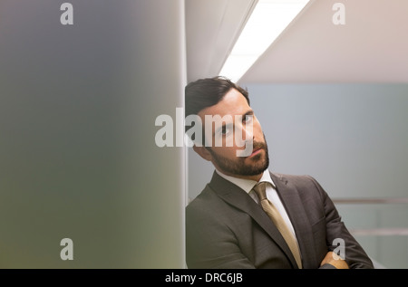 Ernst Kaufmann Büro an der Wand gelehnt Stockfoto