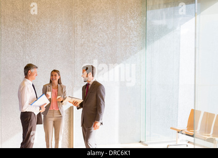 Geschäftsleute im Gespräch im Büro Stockfoto