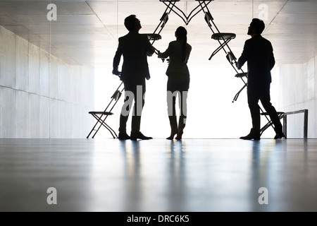 Business-Leute machen Büro Stuhl Installationskunst Stockfoto