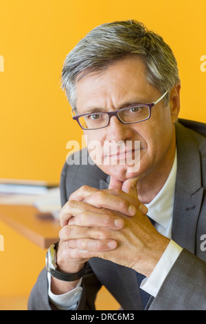 Unternehmer mit den Händen umklammert Stockfoto