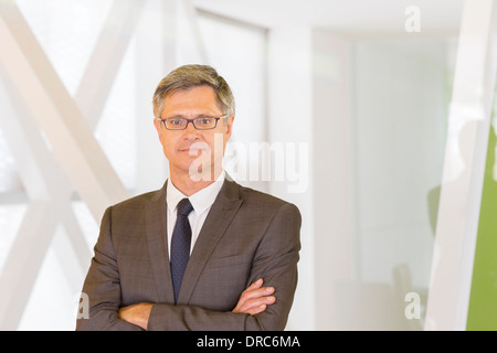 Geschäftsmann, stehend im Büro Stockfoto