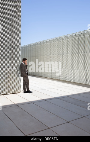 Geschäftsmann am Handy im freien sprechen Stockfoto