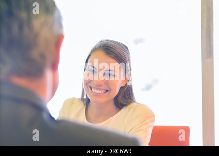 Geschäftsfrau, die lächelnd in treffen Stockfoto