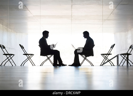 Silhouette der Geschäftsleute, die im Büro arbeiten Stockfoto