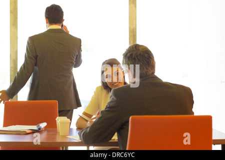 Geschäftsleute treffen im Konferenzraum Stockfoto