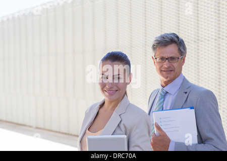 Geschäftsleute, die lächelnd im freien Stockfoto