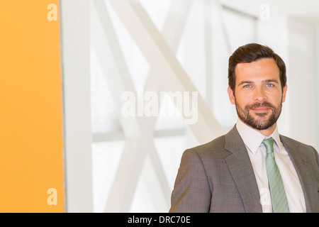 Geschäftsmann lächelnd in Büro Stockfoto