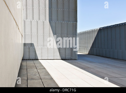 Sonnenlicht und Schatten an die Wand des modernen Gebäudes Stockfoto