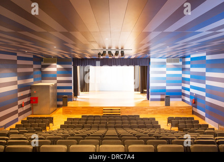 Sitzgelegenheiten und Bühne im leeren Saal Stockfoto