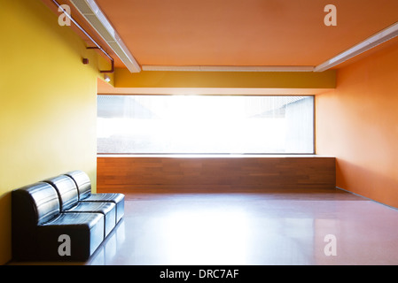 Stühle und Fenster in leere lobby Stockfoto