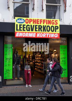 Kleidung Shop Ausverkauf im Stadt Zentrum von Utrecht, die Niederlande Stockfoto