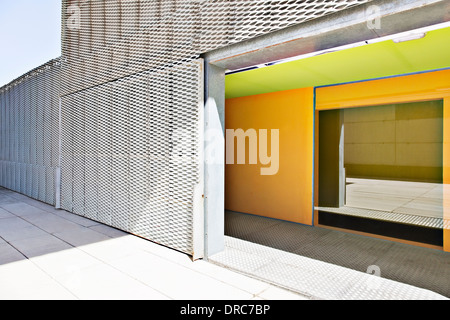 Eingang zum modernen Gebäude Stockfoto