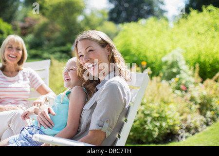 Generationsübergreifende Frauen lachen im Hinterhof Stockfoto