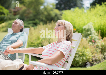 Älteres paar entspannende im Hinterhof Stockfoto