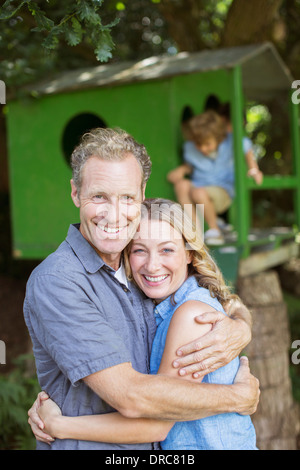 Lächelnde paar umarmt im freien Stockfoto