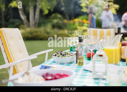 Mittagessen am Tisch im Hinterhof Stockfoto