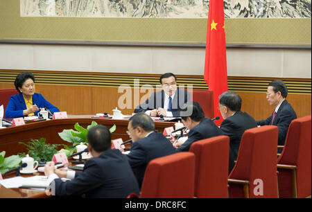 Peking, China. 23. Januar 2014. Der chinesische Ministerpräsident Li Keqiang (C, Rücken) führt den Vorsitz der 2. Plenarsitzung des Staatsrates, den Entwurf der Regierung Arbeitsbericht zur Überprüfung bei der Secondth-Plenarsitzung des 12. nationalen Volksarmee Kongress (NPC), in Peking, Hauptstadt von China, 23. Januar 2014 ausgeliefert werden zu diskutieren. © Huang Jingwen/Xinhua/Alamy Live-Nachrichten Stockfoto