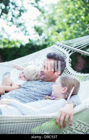 Vater und Kinder zum Entspannen in der Hängematte Stockfoto