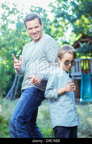 Vater und Sohn gestikulieren im freien Stockfoto