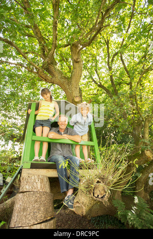 Vater und Kinder spielen im Baumhaus Stockfoto