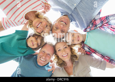 Familie lächelnd zusammen im freien Stockfoto