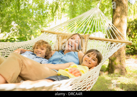 Mutter und Kinder zum Entspannen in der Hängematte Stockfoto