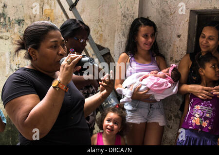 7. Dezember 2013 – zusammengebracht sozialer Akt, Aktivisten, Journalisten und Vertreter der sozialen Bewegungen gegen Polizeigewalt und Kriminalisierung von Slums in Rio zu diskutieren. Im Jahr 2008 wurde von Polizisten in der Favela Maré, in Rio De Janeiro Matheus ein 8 Jahre altes getötet. Todesfälle und das Verschwinden von Slumbewohnern weiterhin auftreten, aufgrund der Polizeiaktion.     Gracilene Rodrigues, Matheus Mutter Stockfoto