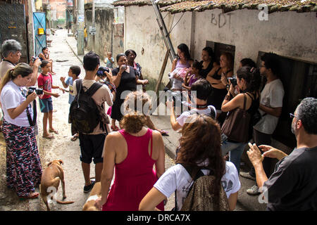 7. Dezember 2013 – zusammengebracht sozialer Akt, Aktivisten, Journalisten und Vertreter der sozialen Bewegungen gegen Polizeigewalt und Kriminalisierung von Slums in Rio zu diskutieren. Im Jahr 2008 wurde von Polizisten in der Favela Maré, in Rio De Janeiro Matheus ein 8 Jahre altes getötet. Todesfälle und das Verschwinden von Slumbewohnern weiterhin auftreten, aufgrund von polizeilichen Maßnahmen Stockfoto