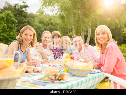 Mehr-Generationen-Familie Mittagessen am Tisch im Hinterhof Stockfoto