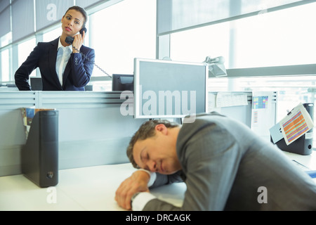 Geschäftsmann am Schreibtisch im Büro schlafen Stockfoto