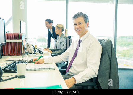 Geschäftsmann, arbeiten am Schreibtisch im Büro Stockfoto