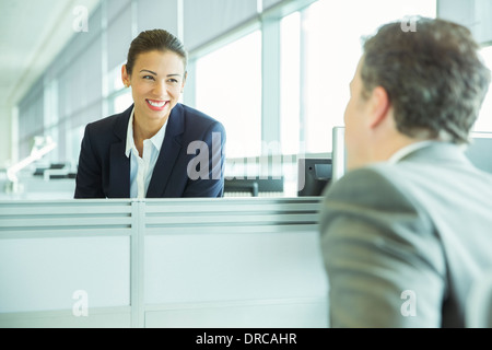 Geschäftsleute im Gespräch im Büro Stockfoto