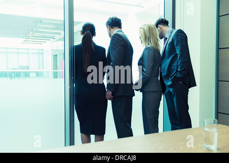 Geschäftsleute, die aus Office-Fenster Stockfoto