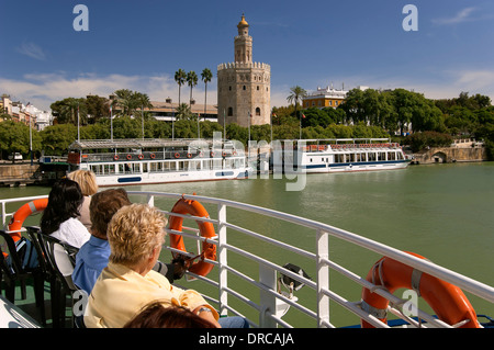 Sightseeing auf dem Fluss Guadalquivir und Torre del Oro, Sevilla, Andalusien, Spanien, Europa Stockfoto