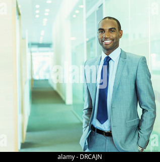 Geschäftsmann lächelnd in Büro Stockfoto