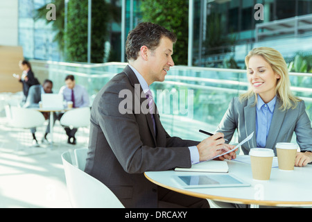 Business-Leute sprechen im café Stockfoto