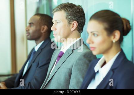 Geschäftsleute, die im Wartebereich sitzen Stockfoto