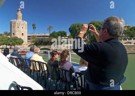 Sightseeing auf dem Fluss Guadalquivir und Torre del Oro, Sevilla, Andalusien, Spanien, Europa Stockfoto