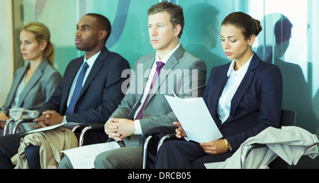 Geschäftsleute, die im Wartebereich sitzen Stockfoto