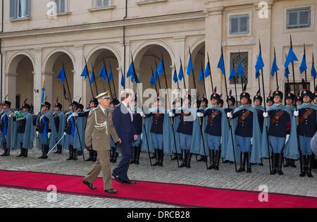 Rom, Italien. 23. Januar 2014. König Willem-Alexander (C, R) kommt an den Palazzo del Quirinale in Rom, Italien, 23. Januar 2014. Das niederländische Königspaar ist bei einem einleitenden Besuch in Italien. Foto: Albert Nieboer / - NO-Draht-SERVICE-/ Dpa/Alamy Live News Stockfoto