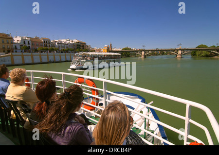 Sightseeing auf dem Fluss Guadalquivir und Triana-Brücke, Sevilla, Region Andalusien, Spanien, Europa Stockfoto