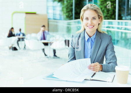 Geschäftsfrau, die lächelnd im Büro Stockfoto